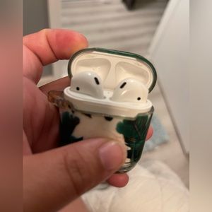 AirPods Gen 1 - used. Only one AirPod works.